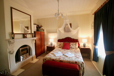 Tenterfield Historic C1895 Cottage - QLD Tourism 2