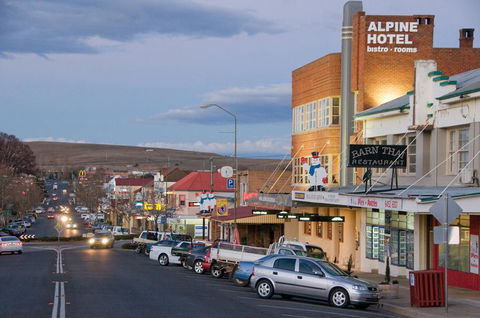 The Alpine Hotel - QLD Tourism 1