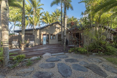 The Beach House On Newell - QLD Tourism 1
