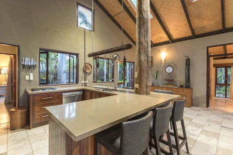 The Beach House On Newell - Queensland Tourism 3