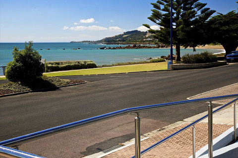 Penguin Beachfront Apartments - Queensland Tourism 2