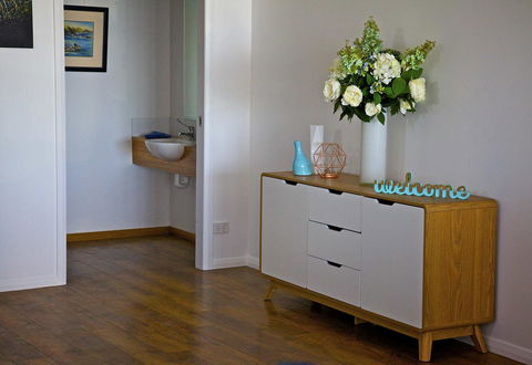 Penguin Beachfront Apartments - Queensland Tourism 11