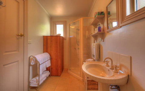 Ellie\'s Cottages - QLD Tourism 17