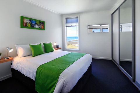 Penguin Waterfront Escape - Queensland Tourism 8