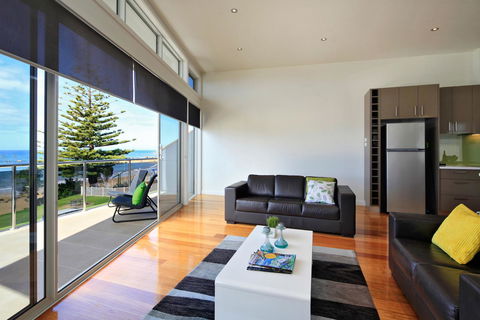 Penguin Waterfront Escape - Queensland Tourism 10