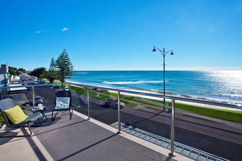 Penguin Waterfront Escape - Queensland Tourism 0