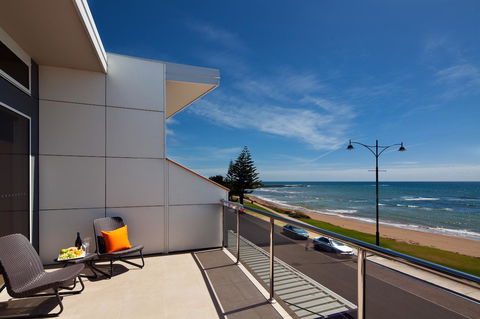 Penguin Waterfront Escape - Queensland Tourism 3
