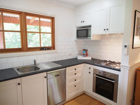 Tahara Cottage - QLD Tourism 4