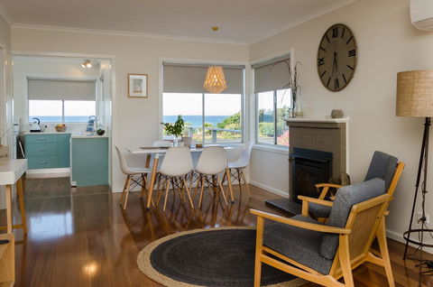Penguin Beach House - Queensland Tourism 11