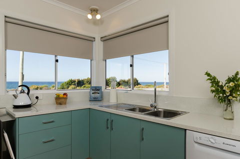 Penguin Beach House - Queensland Tourism 9