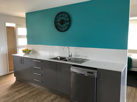 Self Contained Beach View Apartment - Queensland Tourism 6