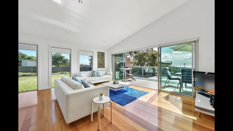 Seas The Day - Seaside Getaway - Queensland Tourism 0