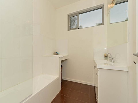 Cloudy Bay Lagoon Estate - QLD Tourism 15