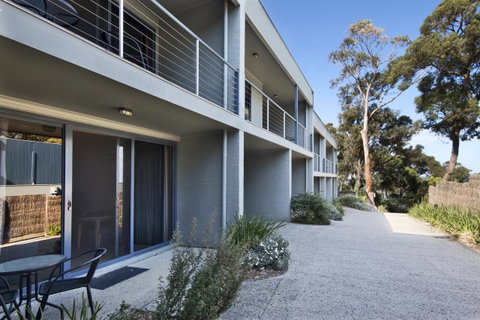 Lorne Surf Apartments - QLD Tourism 0