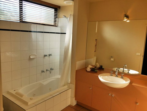 Lorne Surf Apartments - QLD Tourism 24