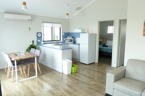 Apollo Bay Waterfront Motor Inn - Queensland Tourism 4