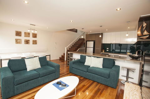 7 Falls Apartments - QLD Tourism 4