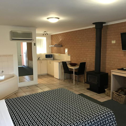 Beachcomber Motel & Apartments - QLD Tourism 6