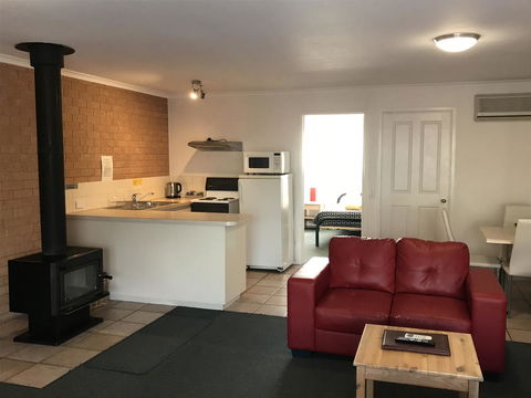 Beachcomber Motel & Apartments - QLD Tourism 13