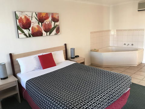 Beachcomber Motel & Apartments - QLD Tourism 0