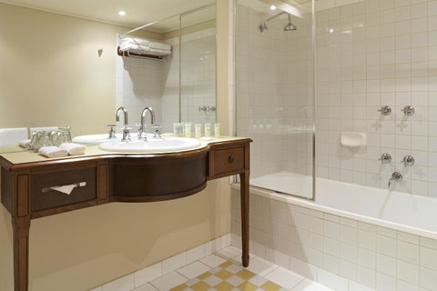 Grand Hotel Melbourne - Queensland Tourism 26