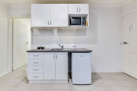 Allambi Holiday Apartments - Queensland Tourism 34