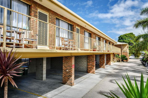 Allambi Holiday Apartments - Queensland Tourism 18
