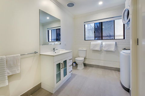 Allambi Holiday Apartments - Queensland Tourism 35