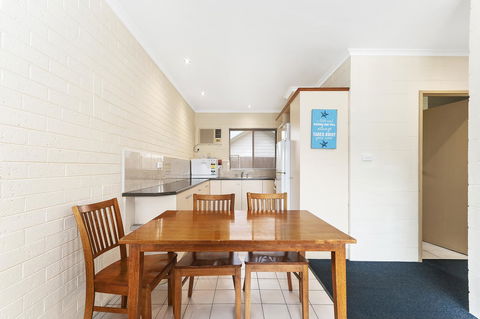 Allambi Holiday Apartments - Queensland Tourism 1
