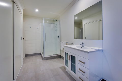 Allambi Holiday Apartments - Queensland Tourism 37