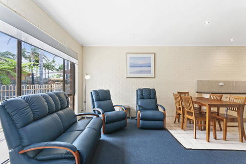 Allambi Holiday Apartments - Queensland Tourism 3
