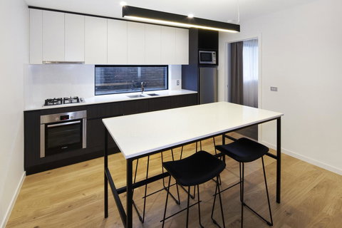 Lakes Edge Apartments - QLD Tourism 6