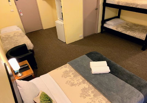 Mountain Creek Motel Bar & Restaurant - Queensland Tourism 8