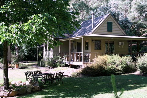 Shady Brook Cottages - Queensland Tourism 1