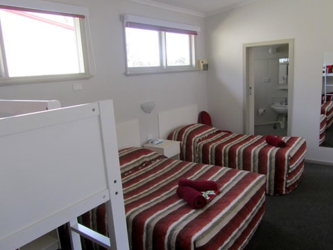 The Highlander Motel - 24HR Check In - QLD Tourism 23