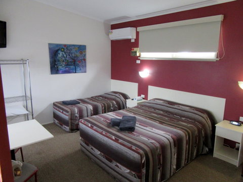 The Highlander Motel - 24HR Check In - QLD Tourism 3