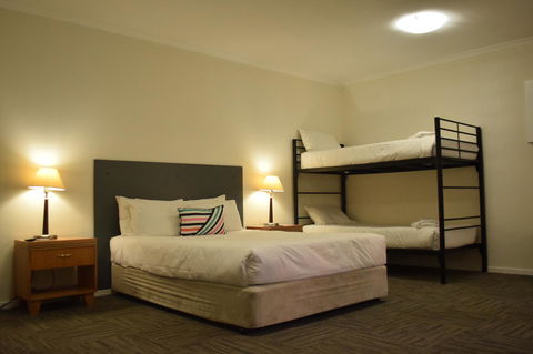 CROWN CENTRAL BUSINESS DISTRICT MOTEL - NO UNDER 18s - QLD Tourism 40