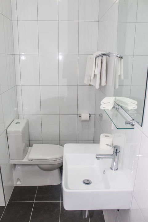 CROWN CENTRAL BUSINESS DISTRICT MOTEL - NO UNDER 18s - QLD Tourism 17