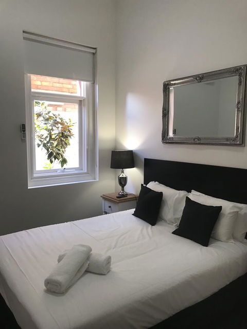 CROWN CENTRAL BUSINESS DISTRICT MOTEL - NO UNDER 18s - QLD Tourism 18