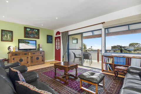 Black Dolphin Beach Penthouse - QLD Tourism 9