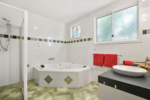 Black Dolphin Beach Penthouse - QLD Tourism 15