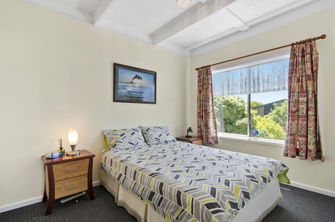 Black Dolphin Beach Penthouse - QLD Tourism 11