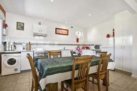 Black Dolphin Beach Penthouse - QLD Tourism 4