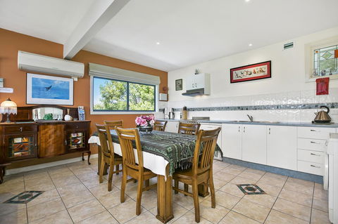 Black Dolphin Beach Penthouse - QLD Tourism 22