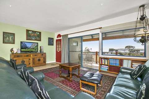 Black Dolphin Beach Penthouse - QLD Tourism 18