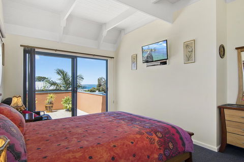 Black Dolphin Beach Penthouse - QLD Tourism 6