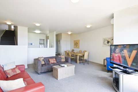 Lornebeach Apartments - QLD Tourism 5