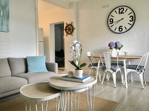 The Wheelhouse - 2BR Waterfront Apt In Town - QLD Tourism 0
