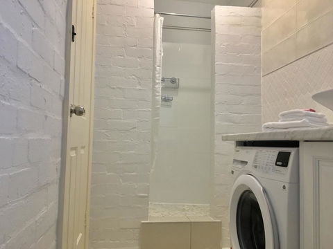 The Wheelhouse - 2BR Waterfront Apt In Town - QLD Tourism 14