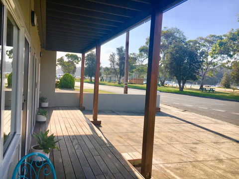 The Wheelhouse - 2BR Waterfront Apt In Town - QLD Tourism 17